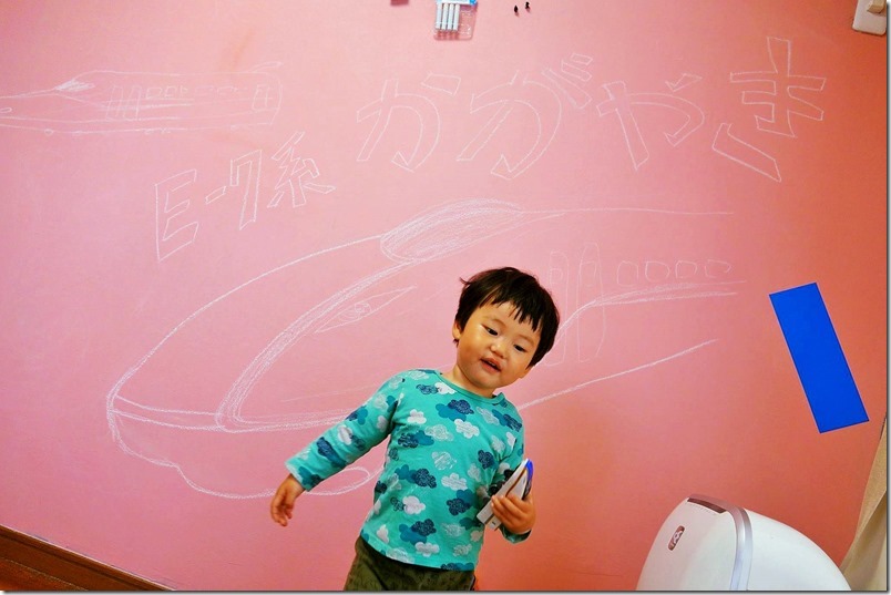 黒板化壁に落書きされたE7かがやきに喜ぶ子供